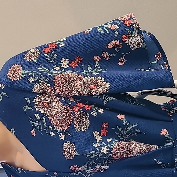 NWOT Dark blue romper Trixxi clthing Co with floral pattern size L - Picture 5 of 14